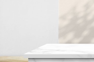 Beton Duvarda Işık Işını, Gölge ve Spotlight ile Beyaz Mermer Masa Köşesi Ürün Sunumu, Görünüm ve Moda İçin Uygun.