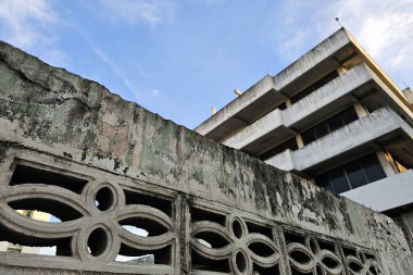 Terk Edilmiş Bina ile Eski Grunge Duvarı.