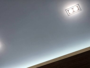 Tavanda İkiz Lamba.