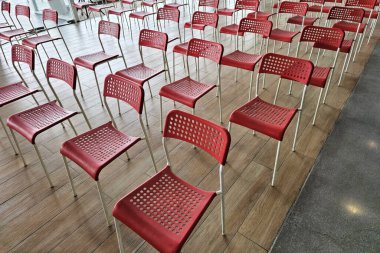 Etkinlik Salonunda Kırmızı Plastik Sandalyeler.