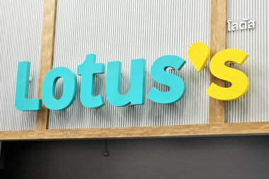 Bangkok, Tayland - 16 Ocak 2025 Lotus burcu. Lotus, 1994 yılında kurulan ve Tesco Lotus olarak bilinen bir Tayland perakende zinciri..