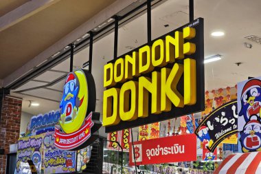 Bangkok, Tayland - 4 Aralık 2024 Don Donki imzası. Donki Japonya ve Tayland 'da ünlü bir Japon süpermarketi..
