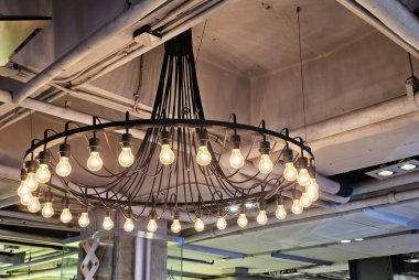 Tavanda klasik lambalar var..