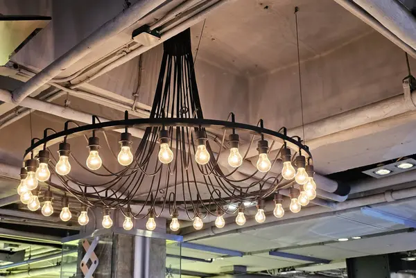 Tavanda klasik lambalar var..