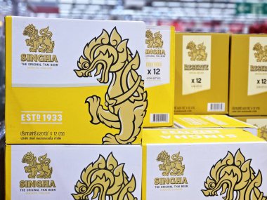 Bangkok, Tayland - 5 Nisan 2025: Singha bira sandıkları süpermarkette. Singha, Tayland 'da Singha Corporation Co. Ltd..