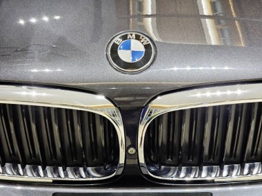 Bangkok, Tayland - 14 Mart 2025: metalik gri arabanın önünde BMW logosu. BMW 1916 yılında kurulan ünlü bir Alman otomobil üreticisi..