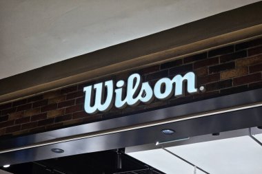 Bangkok, Tayland - 21 Nisan 2025 Wilson tabelası. Wilson Spor Malzemeleri Şirketi, 1913 yılında kurulan bir Amerikan spor ekipman üreticisi..