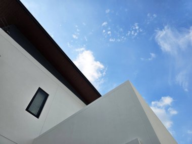 Mavi Gökyüzü Arkaplanlı Minimal House 'un Alt Görünümü.