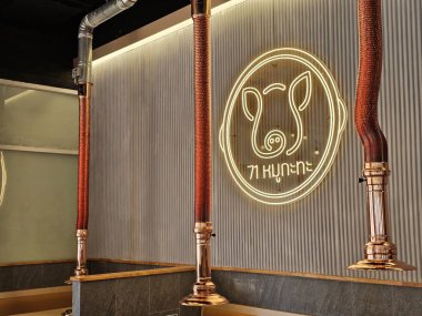 Bangkok, Tayland - 28 Nisan, 2024: 71 Mookata işareti. 71 Mookata, Bangkok Tayland 'da 1997 yılında kurulan ünlü bir BBQ restoranıdır..