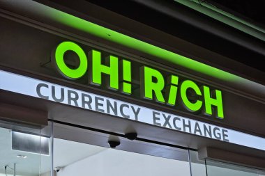 Bangkok, Tayland - 28 Nisan 2024: Zengin Para Takas tabelası. - Evet. RiCH Superrich, 2014 yılında kurulan ünlü bir para birimi çözümleri şirketidir..