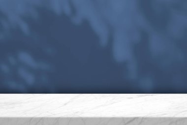 Mavi Beton Duvarda Işık Işıltısı, Gölge ve Sahne Işıklı Beyaz Mermer Masa Ürün Sunumu, Görünüm ve Moda İçin Uygun.
