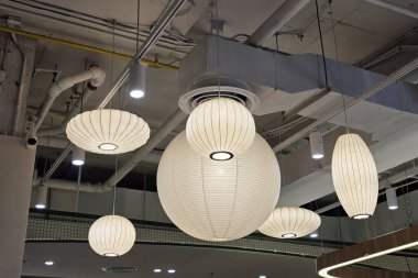 Beyaz Origami Kağıt Lambaları Tavanda Asılı.