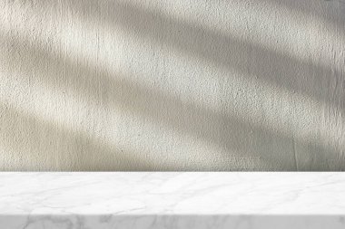Stucco Wall desenli Mermer Masa Işık Işını ve Gölgesi ile Arka plan, Ürün Sunumu, Görünüm ve Moda İçin Uygun.