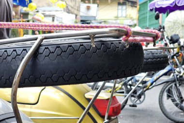 Scooter 'ların arkasına yedek lastikler iliştirildi.