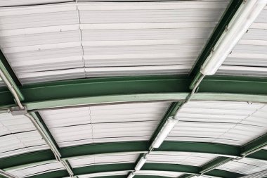 Corrugated Metal Çatıdaki Floresan Tüpü Işıkları.