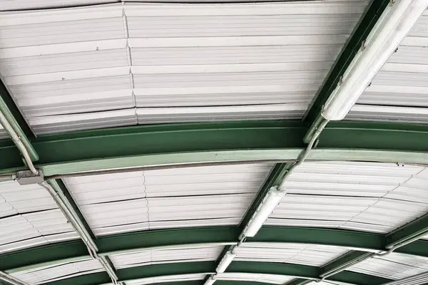 Corrugated Metal Çatıdaki Floresan Tüpü Işıkları.