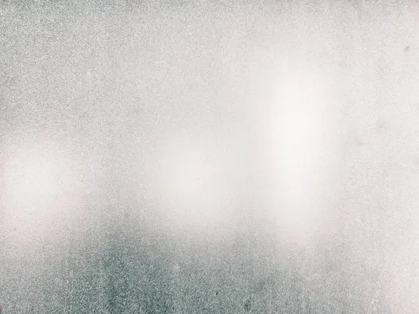 Pencere Arkaplanda Kirli ve Tozlu.