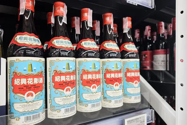 Bangkok, Tayland - 11 Mayıs 2025 Shao Hsing Hua Tiao Chiew Şişe. Shaoxing şarabı, Çin 'in geleneksel pirinç şarabıdır..