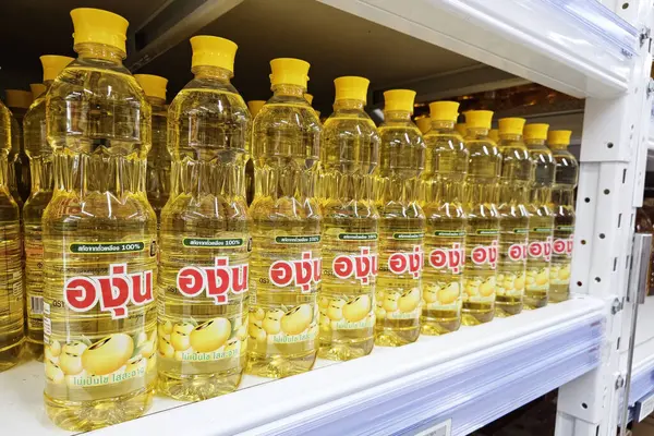 Bangkok, Tayland - 19 Mayıs 2025: 1985 'te kurulan Tayland bitkisel petrol şirketi tarafından dağıtılan raftaki Angoon soya fasulyesi yağı şişeleri. Tayland 'ın bir ürünü..