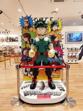 FUKUOKA, JAPONYA - 18 Kasım 2023: Atlama atölyesinin önündeki Izuku Midoriya figürü. O ünlü bir manga dizisinin süper kahramanı Kahraman Akademim.
