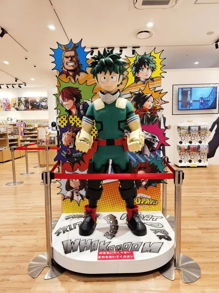 FUKUOKA, JAPONYA - 18 Kasım 2023: Atlama atölyesinin önündeki Izuku Midoriya figürü. O ünlü bir manga dizisinin süper kahramanı Kahraman Akademim.