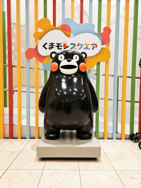 Kumamoto, Japonya - 17 Kasım 2023 Kumamon maskotu. Japonya 'da ünlü bir maskottur..