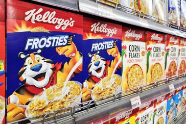 Bangkok, Tayland - 05 Mayıs 2025: Kelloggs Frosties rafta. Şekerli, şekerli mısır gevreğinden yapılmış kahvaltı gevreği..