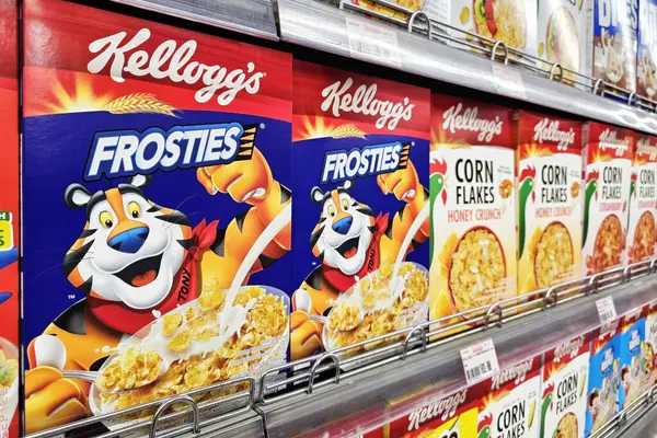 Bangkok, Tayland - 05 Mayıs 2025: Kelloggs Frosties rafta. Şekerli, şekerli mısır gevreğinden yapılmış kahvaltı gevreği..