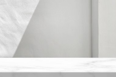 Beyaz Stucco Duvarlı Mermer Masa Işık Işını ve Gölgesi Arkaplanı, Ürün Sunumu, Görünüm ve Moda İçin Uygun.