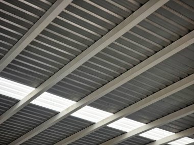 Çağdaş Endüstriyel Yapı Çatı Oluşturulmuş Metal Paneller ve Doğal Işık İçin Şeffaf Çatı Pencereleri.