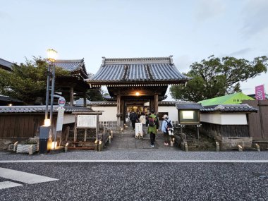 HITA, JAPONYA - 11 Kasım 2023: Japonya 'nın ünlü Hita kentinin bulunduğu Mamedamachi Bölgesindeki Chofukuji Tapınağı Sammon Kapısı.