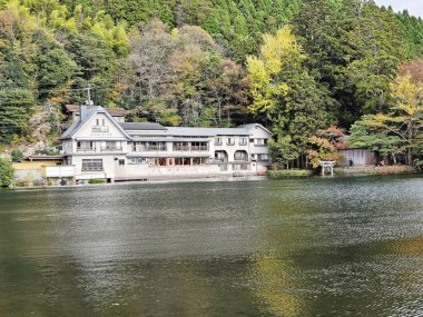 YUFUIN, JAPONYA - 12 Kasım 2023: Sonbaharda Kinrin Gölü. Japonya 'nın Oita bölgesinde Yufuin' in ünlü bir simgesidir..