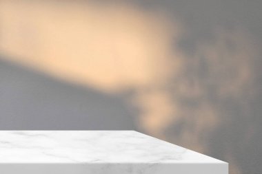 Beton Duvarda Doğal Işın, Gölge ve Spotlight içeren Beyaz Mermer Masa Köşesi, Ürün Sunumu, Görünüm ve Moda İçin Uygun.