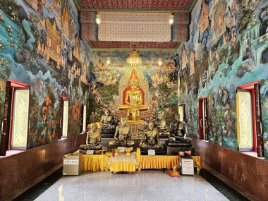 Bangkok, Tayland - 19 Haziran 2025 Wat Sing Tapınağı 'nda Wat Sing Tren İstasyonu' nun arkasındaki Khlong Sanam Chai kıyısında bulunan antik altın Buda resmi..