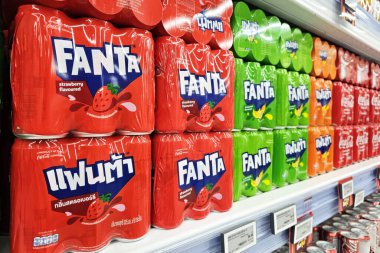 Bangkok, Tayland - 11 Mayıs 2025: sahanlıkta Fanta kutuları. Fanta, Coca-Cola Deutschland tarafından üretilen meyve aromalı hafif içecekler markasıdır..