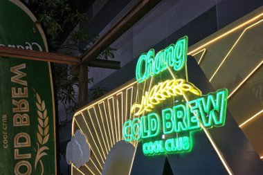 Bangkok, Tayland - 14 Temmuz 2025 Chang Soğuk Bira tabelası. Chang Beer tarafından üretilen bir bira türüdür..