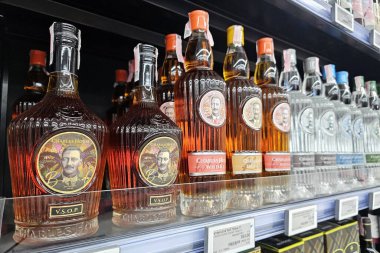 Bangkok, Tayland - 15 Ağustos 2025: Charles House Brandy süpermarkette rafta. Charles House Brandy meşe, meyve ve vanilya tadı ile bilinen bir VSOP brendisidir..