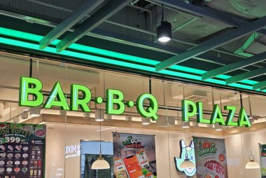 Bangkok, Tayland - 19 Ağustos 2025: BAR B Q PLAZA işareti. Bar B Q Plaza Tayland 'da ünlü bir bbq restoranıdır. 1987 'de kuruldu..