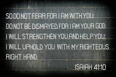 İncil 'in Yeşaya 41: 10 ayeti. Karatahtada 