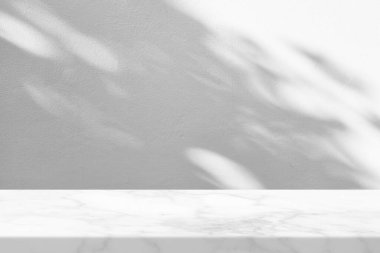 Beyaz Stucco Duvarlı Mermer Masa Işık Işını ve Gölgesi Arkaplanı, Ürün Sunumu, Görünüm ve Moda İçin Uygun.