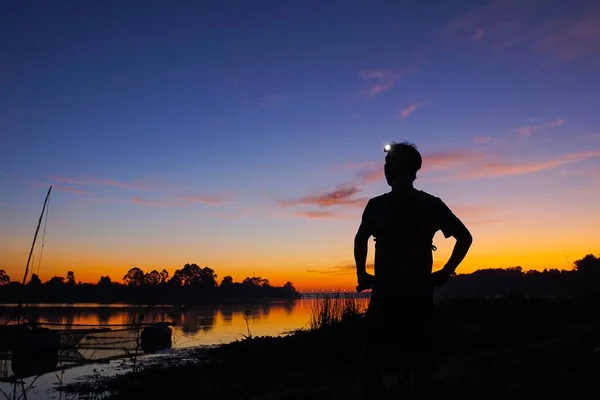 Silhouette Des Menschen Fluss Bei Sonnenuntergang Stockfoto