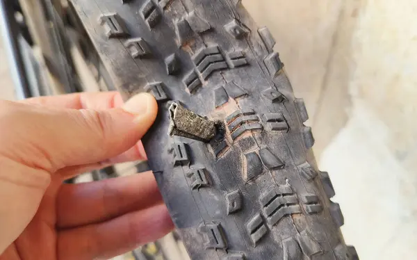 Βουνό Bike Tire Puncture Λόγω Κομμάτι Του Sharp Metal Στο Εικόνα Αρχείου