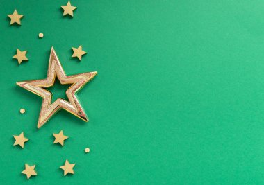 Kağıtsız hediye paketleme tekniği Furoshiki. Yeşil arka planda canlı mor kumaş. Düz yatış, mevcut kutu, üst manzara. Noel, sevgililer günü, yeni yıl konsepti