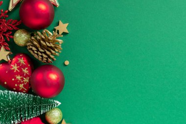 Kağıtsız hediye paketleme tekniği Furoshiki. Yeşil arka planda canlı mor kumaş. Düz yatış, mevcut kutu, üst manzara. Noel, sevgililer günü, yeni yıl konsepti