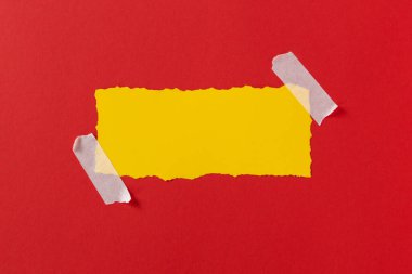 Kara Cuma konsepti. Sarı yırtık kağıdın üst görüntüsü ve kırmızı arkaplanda siyah cuma metni. Kara Cuma kompozisyonu. Canlı renkler.