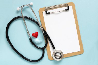 Uluslararası Hemşireler Haftası. Hemşire günü için tebrik ederim. Düz steteskop, pastel mavi arka planda kırmızı kalp. Boşluğu kopyala, metin için boşluk