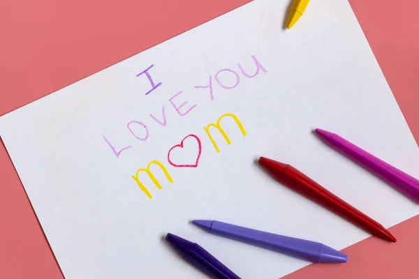 엄마의 애들한테 편지쓰는건 엄마를 축하하는 사랑하는 엄마에게사인해 — 스톡 사진