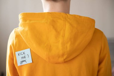 1 Nisan Soytarı Günü. Etiketli genç bir çocuk. Arkasındaki etiket 