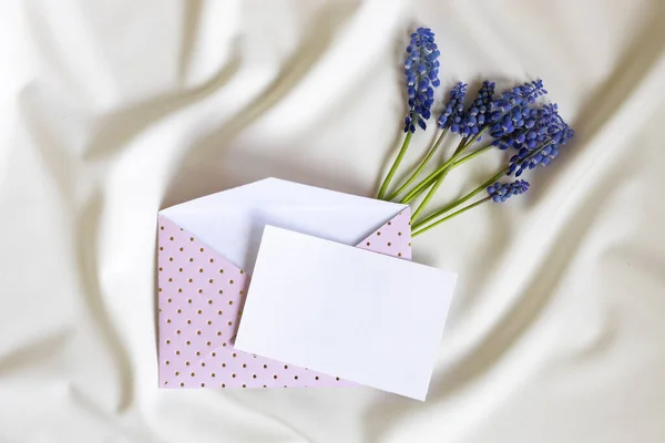Enveloppe Rose Avec Carte Blanche Fleur Muscari Sur Fond Blanc Image En Vente