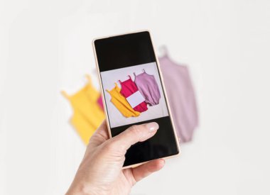 İkinci el, bağış konsepti. Telefonla kullanılmış bebek kıyafetlerinin fotoğrafını çek. Kullanılmış malların satışı. İnternette giysileri sat, al ve değiş tokuş et.